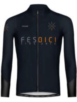 Chaqueta térmica y cortavientos para ciclismo, con tejido afelpado y detalles reflectantes, ideal para climas suaves.